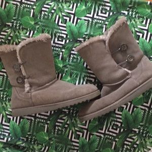 Mid calf length winter boot